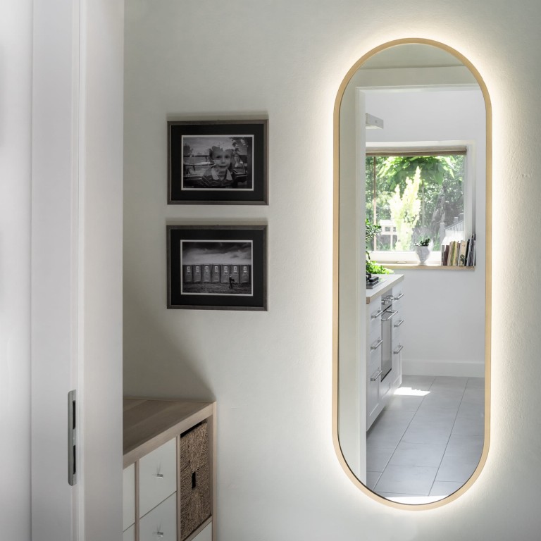 Lustro owalne CASSINI LONG LED - w złotej ramie, do przedpokoju, podświetlane, pionowe