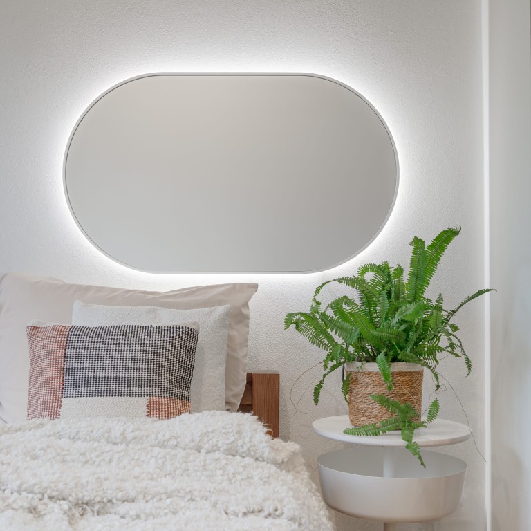 Lustro owalne CASSINI MINIMAL LED - w białej, cienkiej ramie, podświetlane, poziome