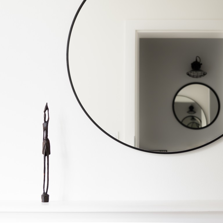 Lustro okrągłe MINIMAL - w czarnej, cienkiej ramie