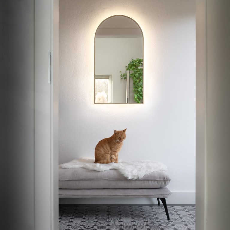 Lustro półowalne ARCUS MINIMAL LED - w złotej, cienkiej ramie, podświetlane, pionowe