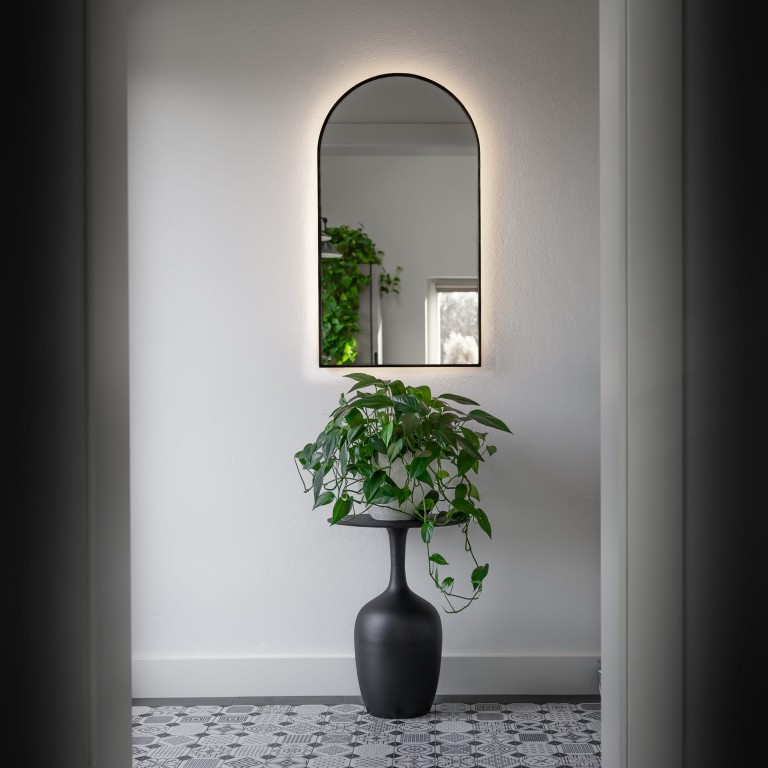 Lustro półowalne ARCUS MINIMAL LED - w czarnej, cienkiej ramie, podświetlane, pionowe
