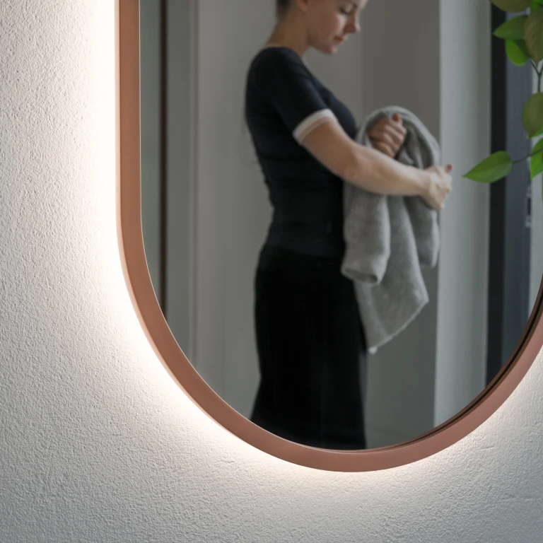 Lustro owalne CASSINI LONG LED - miedziana rama, detal.jpg