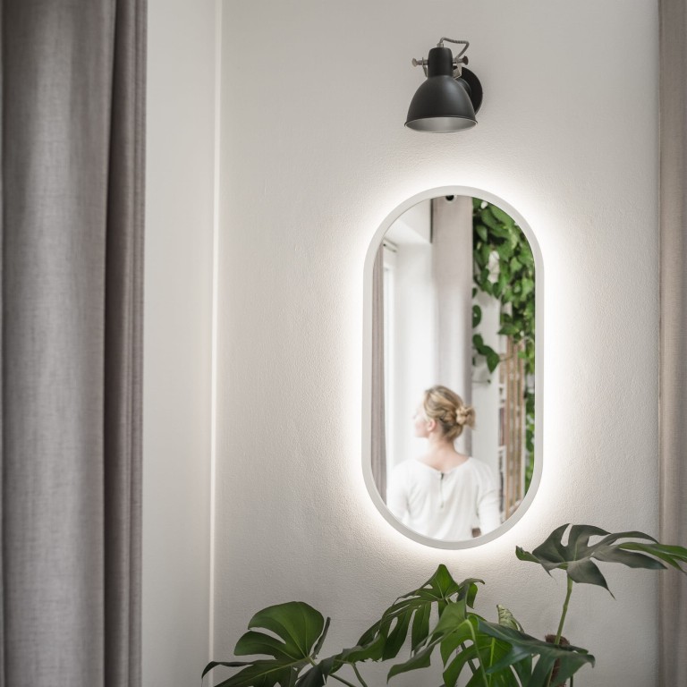 Lustro owalne CASSINI LED - w białej ramie, podświetlane, pionowe