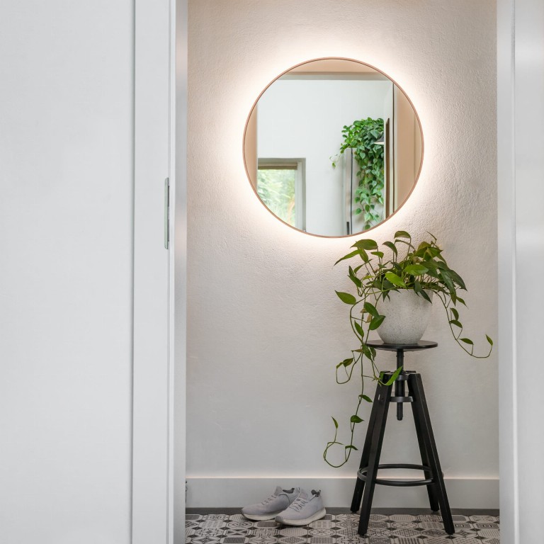 Lustro okrągłe MINIMAL LED - w miedzianej, cienkiej ramie, podświetlane