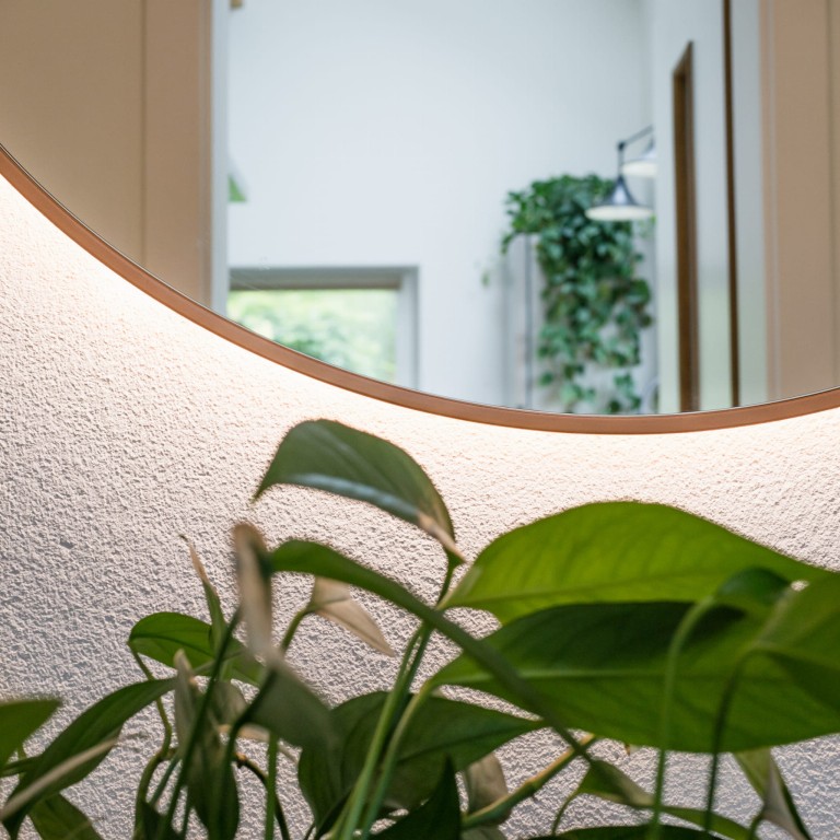 Lustro okrągłe MINIMAL LED - w miedzianej, cienkiej ramie, podświetlane