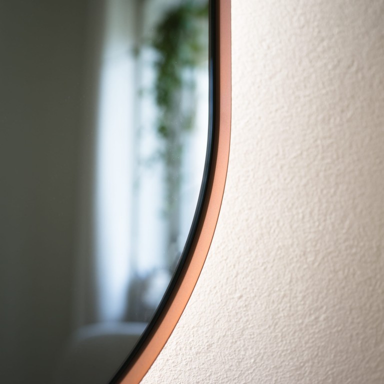 Lustro owalne CASSINI MINIMAL LED - w miedzianej, cienkiej ramie, podświetlane