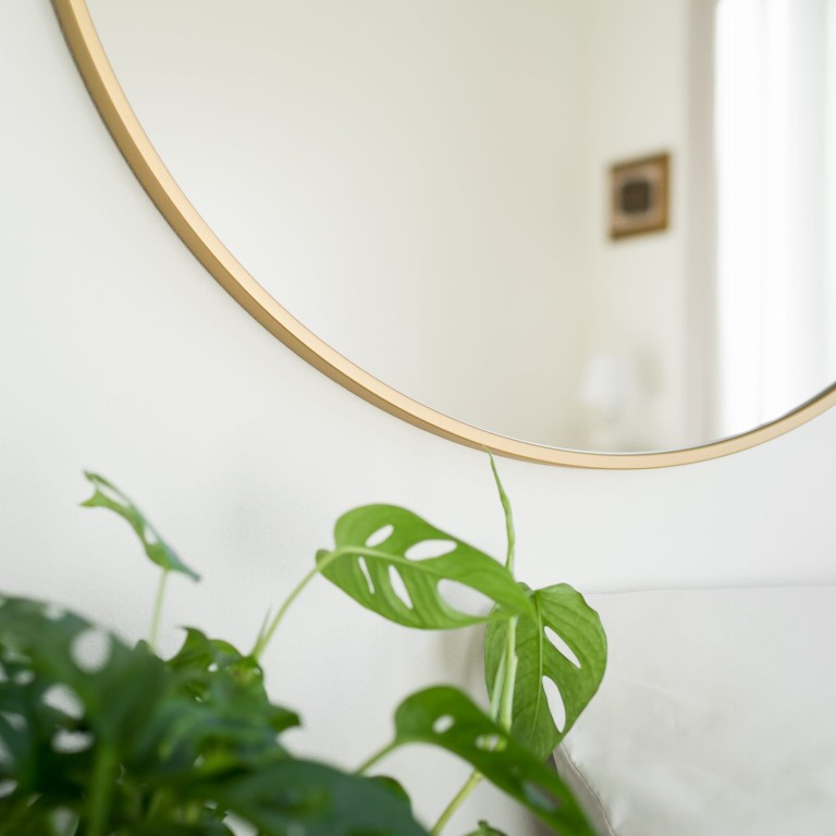 Lustro okrągłe MINIMAL - w złotej, cienkiej ramie